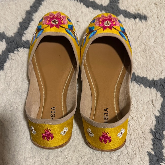 Fuchsia Sunflower Flats. Worn a handful of times. Cute and comfortable. Size 6 - Picture 1 of 3